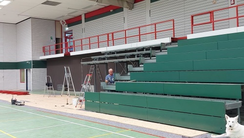 Sporthalle Rastbachtal Erneuerung der Tribüne - Abbau alte Tribüne