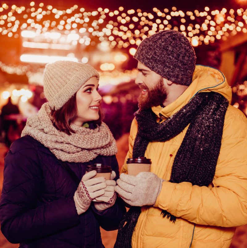 Paar beim Weihnachtsmarktbesuch