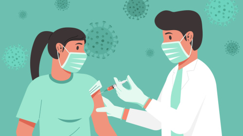Arzt oder Ärztin beim Impfen einer Patientin