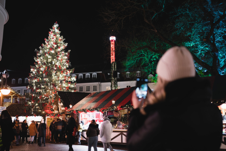 Lichterglanz auf dem Saarbrücker Christkindlmarkt Lichterglanz auf dem Saarbrücker Christkindlmarkt