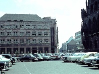 Saarbrücken, von 1947 bis 1955 Hauptstadt des autonomen Saarlandes, wurde 1957 die Landeshauptstadt und das Aushängeschild des Bundeslandes. Die wirtschaftliche Rückgliederung mit der Einführung der DM erfolgte erst zum 6. Juli 1959.  