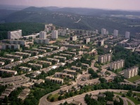 Die Wohnungsnot zählte immer noch zu den ungelösten Herausforderungen. 1959 suchten 6.000 Saarbrücker Haushalte eine Wohnung. Die Bebauung des Eschbergs und der Folsterhöhe brachten mit industrieller Fertigbauweise rasch eine Entspannung des Wohnungsmarkt