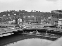 Lange Staus verstopften die Innenstadt. Mit der imposanten Wilhelm-Heinrich-Brücke (Verkehrsfreigabe 30.5.1961) entwickelte sich Saarbrücken zusammen mit der Stadtautobahn (Verkehrsfreigabe 14.12.1963) zu einer autogerechten Stadt. 