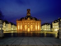 Ludwigskirche und Ludwigsplatz zählen zu den städtebaulichen Glanzleistungen des Barock in Deutschland. Das Kircheninnere wurde im Zweiten Weltkrieg zerstört und nach einer kontroversen Debatte im letzten Drittel des 20. Jahrhunderts dann nach und nach wi