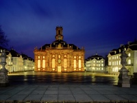 Ludwigskirche und Ludwigsplatz zählen zu den städtebaulichen Glanzleistungen des Barock in Deutschland. Das Kircheninnere wurde im Zweiten Weltkrieg zerstört.