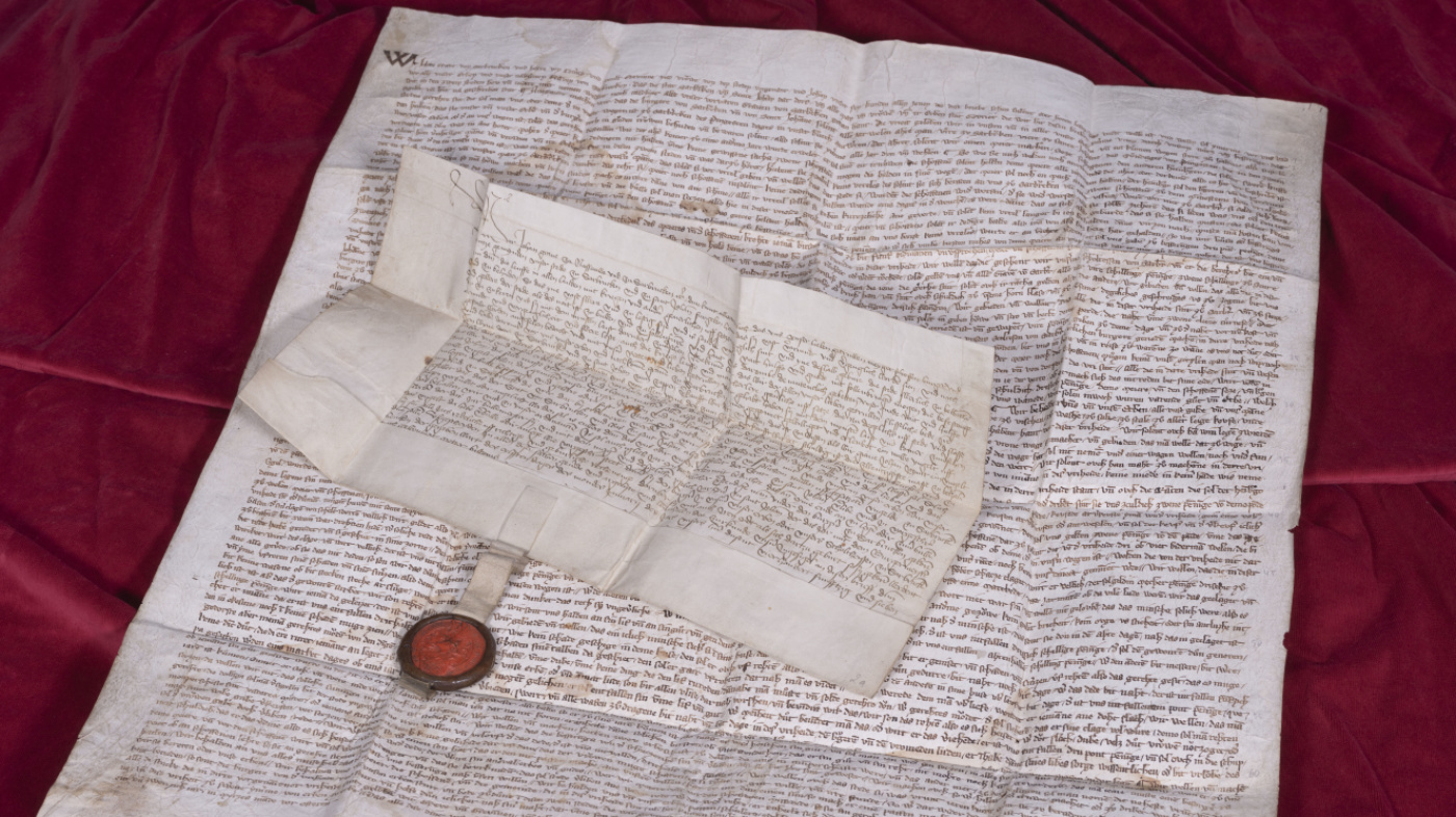 Saarbrücker Freiheitsbrief: Der Freiheitsbrief, ausgestellt 1322 von Graf Johann I., mit darauf liegender Urkunde Graf Johann III. in der dieser im Jahr 1458 den beiden Saarstädten die Hälfte des Ungeldes (eine Art Verbrauchssteuer auf die Einfuhr und den