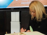 700 Jahre Freiheit: Claudia Schmelzer, Co-Fraktionsvors. Grüne im Stadtrat,  trägt sich ins Goldene Buch der Landeshauptstadt ein.  