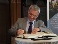 700 Jahre Freiheit: Thomas Redelberger, Bürgermeister Gemeinde Heusweiler, trägt sich ins Goldene Buch der Landeshauptstadt ein. 
