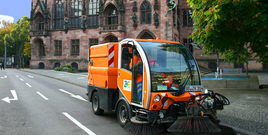 ZKE Straßenreinigung / Kehrmaschine vor dem Rathaus (Quelle: ZKE)