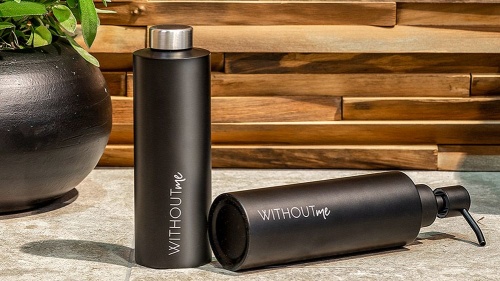 schwarze Refillflasche in Edelstahloptik mit Schaum und mit horizontalem Logo-Print von WITHOUTme