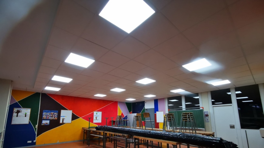 Neue quadratische Deckenbeleuchtung in der Grundschule am Ordensgut