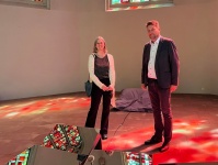 OB Conrad bei der Eröffnung der Kunstinstallation 'Erleuchtung' mit Dorothee Bielfeld (Foto links) am 14. Mai in der Johanneskirche. 