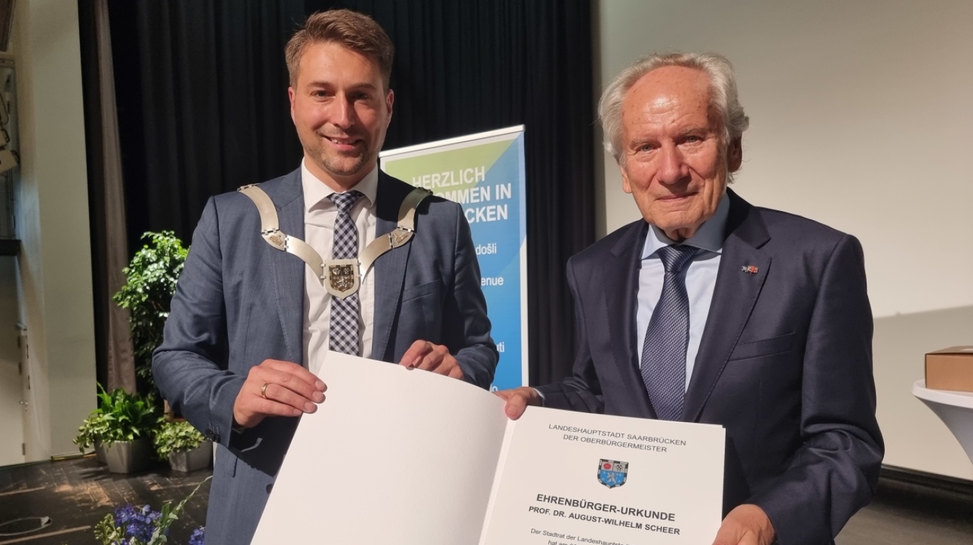 Oberbürgermeister Uwe Conradt verleiht Prof. Dr. Dr. h.c. August-Wilhelm Scheer die Ehrenbürgerwürde.
