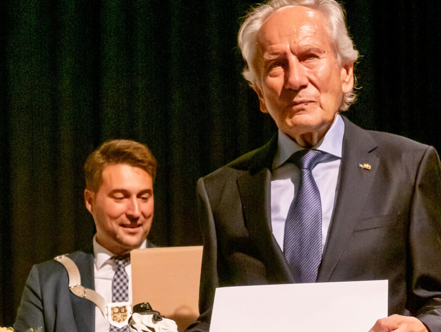 Oberbürgermeister Uwe Conradt verleiht Prof. Dr. Dr. h.c. August-Wilhelm Scheer die Ehrenbürgerwürde.