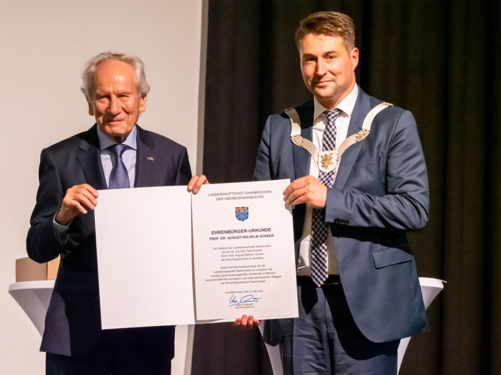 Oberbürgermeister Uwe Conradt verleiht Prof. Dr. Dr. h.c. August-Wilhelm Scheer die Ehrenbürgerwürde.