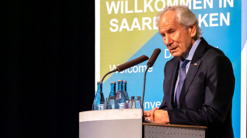 Oberbürgermeister Uwe Conradt verleiht Prof. Dr. Dr. h.c. August-Wilhelm Scheer die Ehrenbürgerwürde.