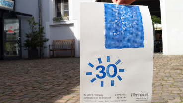 Plakat zu 30 Jahren Filmhaus im Innenhof (Quelle: Filmhaus) Image