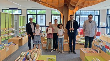 Regionalentscheid des Lesedino-Vorlesewettbewerbs (v.l.n.r.: Rolf Strauß (Ministerium für Bildung und Kultur), Sinje Nienaber (Max Ophüls Grundschule Saarbrücken, Platz 2), Josie Kirsch (Grundschule Völklingen Wehrden/Geislautern, Platz 1), Katrin Armbrust (Friedrich-Bödecker-Kreis Saarland e. V.), Emma Alcantara Rodriguez (Grundschule Hilschbach-Walpershofen, Platz 3), OB Uwe Conradt, Philipp Braun (Leiter Stadtbibliothek Saarbrücken) Image
