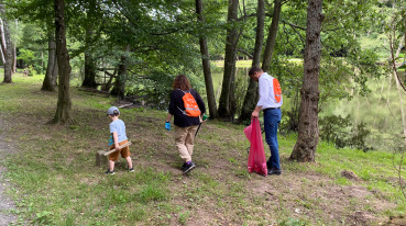 OB Conradt (rechts) beim "Plogging" am Burbacher Waldweiher Image