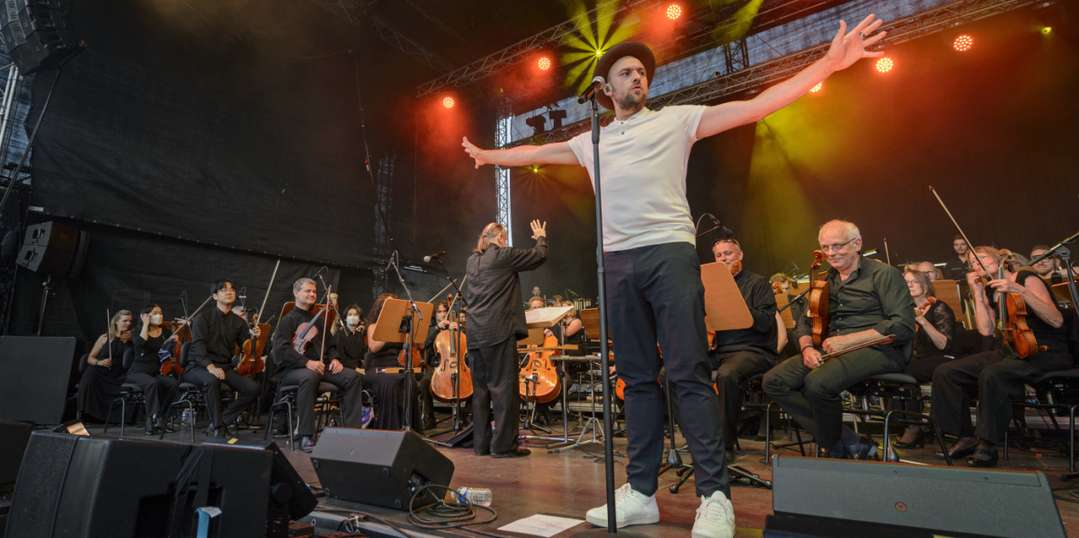 Impressionen vom Kultstadtfest-Samstag 2022: Max Mutzke und das Saarländische Staatsorchester 