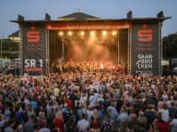Impressionen vom Kultstadtfest-Samstag 2022: Max Mutzke und das Saarländische Staatsorchester 