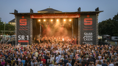 Impressionen vom Kultstadtfest-Samstag 2022: Max Mutzke und das Saarländische Staatsorchester 