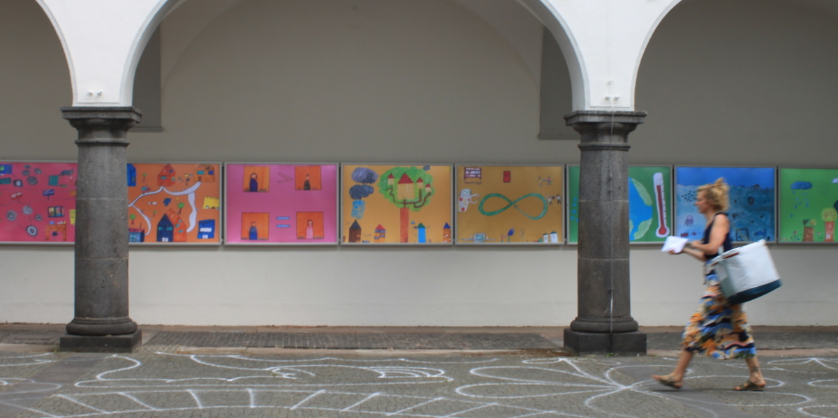 Innenhof der Stadtgalerie mit Leuchtkästen, in denen die bunten Bilder der Kinder zu sehen sind