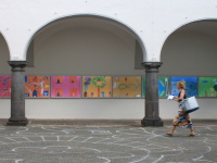 Innenhof der Stadtgalerie mit Leuchtkästen, in denen die bunten Bilder der Kinder zu sehen sind