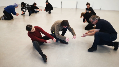 Arbeiten am imaginären Gegenstand, Workshop, Hochschule der bildenden Künste Saar, 2022 Personen bewegen sich