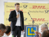 Oberbürgermeister Uwe Conradt beim Richtfest der Deutsche Post zur neuen Zustellstation in Bübingen