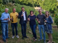 Uwe Conradt bei der Präsentation des neuen Weines aus der Landeshauptstadt zusammen mit Familie Brill. Die Reben wachsen am historischen Weinberg am Winterberg – es ist die junge Rebsorte „Cabernet Blanc“.