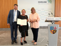 Uwe Conradt und Ministerpräsidentin Anke Rehlinger bei der Verleihung des Verdienstorden für Erika Carganico am 28. Juli 2022 