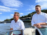Bootsfahrt mit Werner Müller vom PSV - Sommertour des Oberbürgermeisters am Osthafen