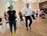 Zu Besuch bei den Seniorenfitnesstagen im Fechinger Schwimmbad - Sommertour des Oberbürgermeisters 2022