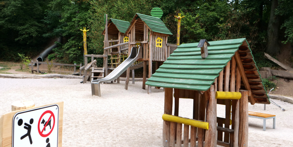 Der Zoospielplatz mit Klettergerüst, Rutsche, Haus und Bagger