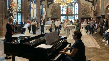 Saarbrücken würdigt Eingebürgerte mit Feier in Festsaal Image
