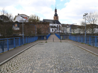 Abgebaute Sandsteinbrüstung, heute blaues Metallgeländer