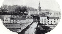 Älteste bekannte Fotografie der Alten Brücke zeigt diese mit noch erhaltener gemauerter Brückenbrüstung und Pfeilerbastionen