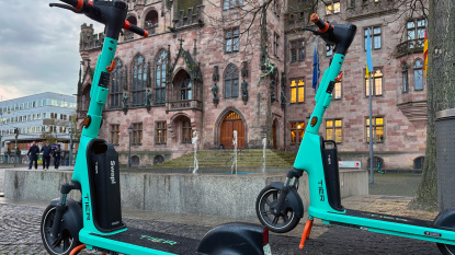 E-Scooter vor dem Saarbrücker Rathaus