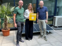 Ziel 7 „Saubere Energie“:  Barbara Meyer mit Andreas Hoffmann, CEO von Greencells, und Christian Bersin, Leiter des Amtes für Umwelt- und Klimaschutz