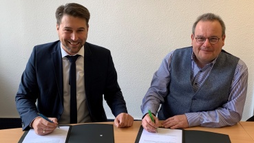 OB Conradt und Stephan Schweitzer, Geschäftsführer von saaris, bei der Unterzeichnung des Kooperationsvertrags Image