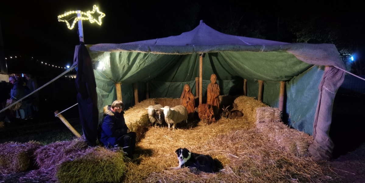 Weihnachtsgarten im DFG 2022 Krippe mit lebendigen Tieren und Menschen