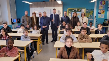 OB Conradt mit OB Grosdidier (Vierter und Fünfter von rechts hinten) zu Besuch in der Ecole primaire de la Seille in Metz Image