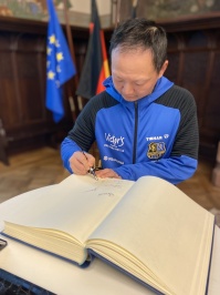 Eintrag ins Gästebuch der Stadt: Trainer Wang Zhi vom 1. FC Saarbrücken Tischtennis