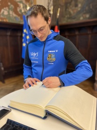 Eintrag ins Gästebuch der Stadt: Cedric Nuytinck vom 1. FC Saarbrücken Tischtennis