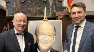 OB Conradt (r.) und Professor Wahlster mit dem neuen Porträt des Ehrenbürgers Image