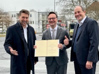OB Conradt mit Staatsekretär Oliver Luksic und Saarbahn-Geschäftsführer Karsten Nagel mit der Förderzusage des Bundes  von 8 Millionen Euro für 28 Wasserstoffbusse. 