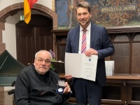 Verleihung der Bürgermedaille 2022: OB Uwe Conradt verleiht Michael Wagner Urkunde und Medaille