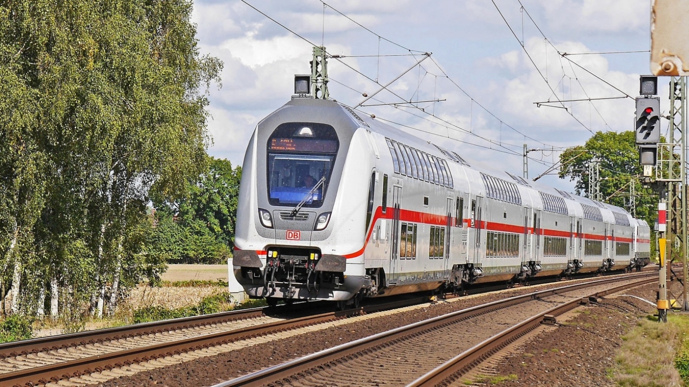 Zug fährt durch die Natur