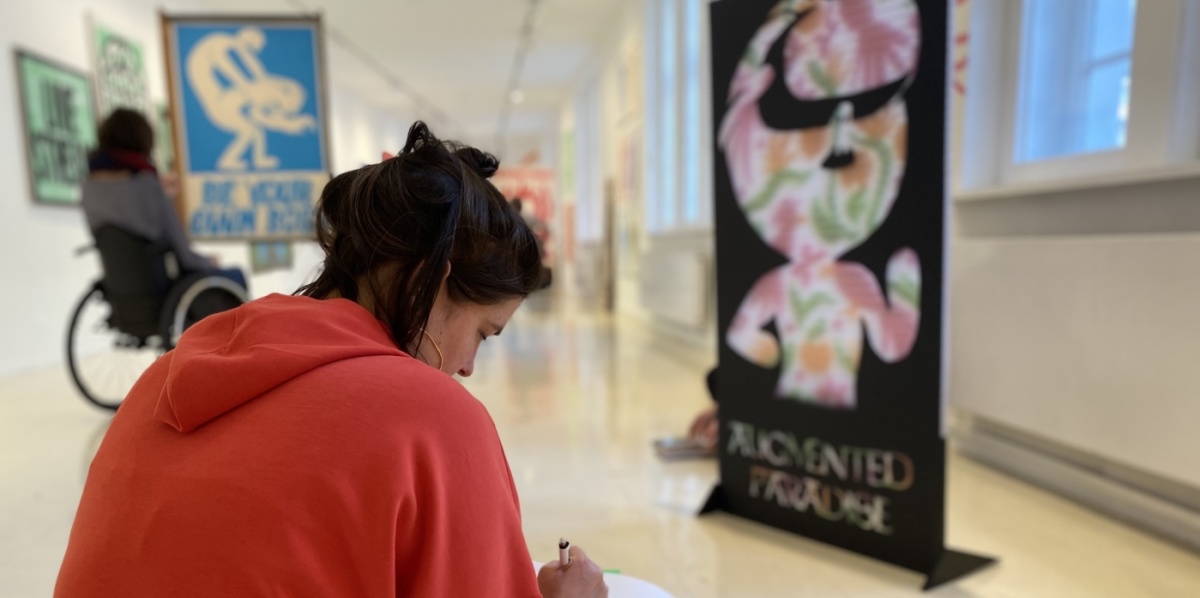 Teilnehmende des Workshops in der Ausstellung von Eric Schwarz